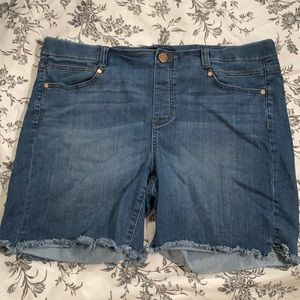 Super soft and stretchy frayed edges short